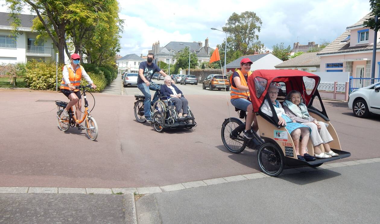 Trois résidentes de Paimboeuf, Lucie, Gilberte et Hermine ont profité d’unebalade en triporteur, mardi, pendant le Tour de France de l’association À vélo sans âge.